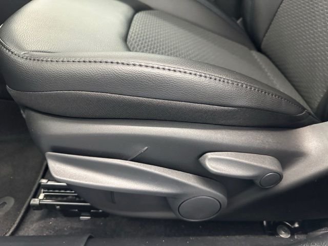 New 2026 Silver Zynith Metallic Clear-Coat Exterior Paint Jeep Latitude Altitude image 19
