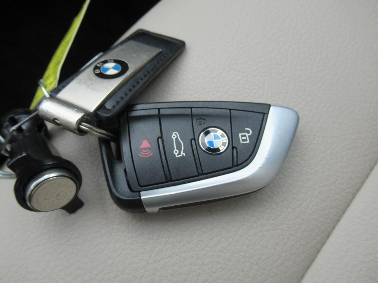 Used 2022 Gray BMW sDrive28i image 30