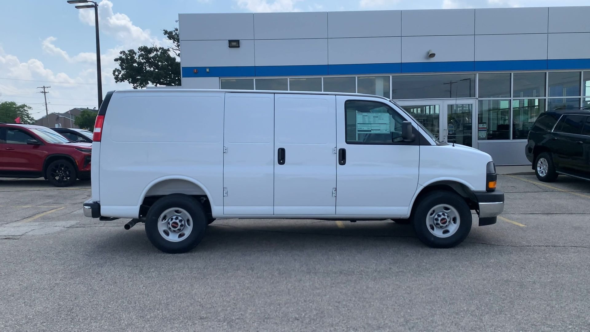 2025 GMC Savana Cargo Work Van - Photo 33