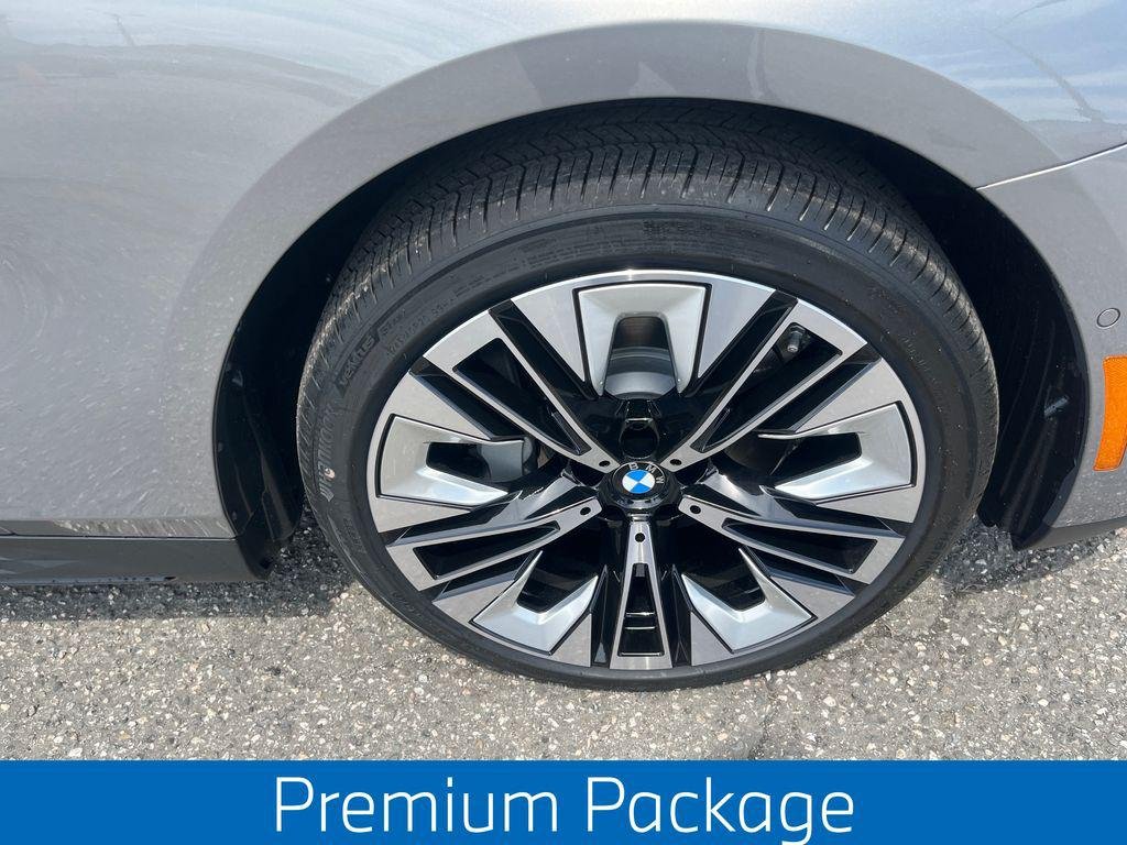 New 2026 Oxide Grey Metallic BMW 530i xDrive image 2