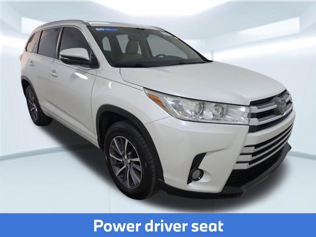 Used 2018 White Toyota XLE image 4