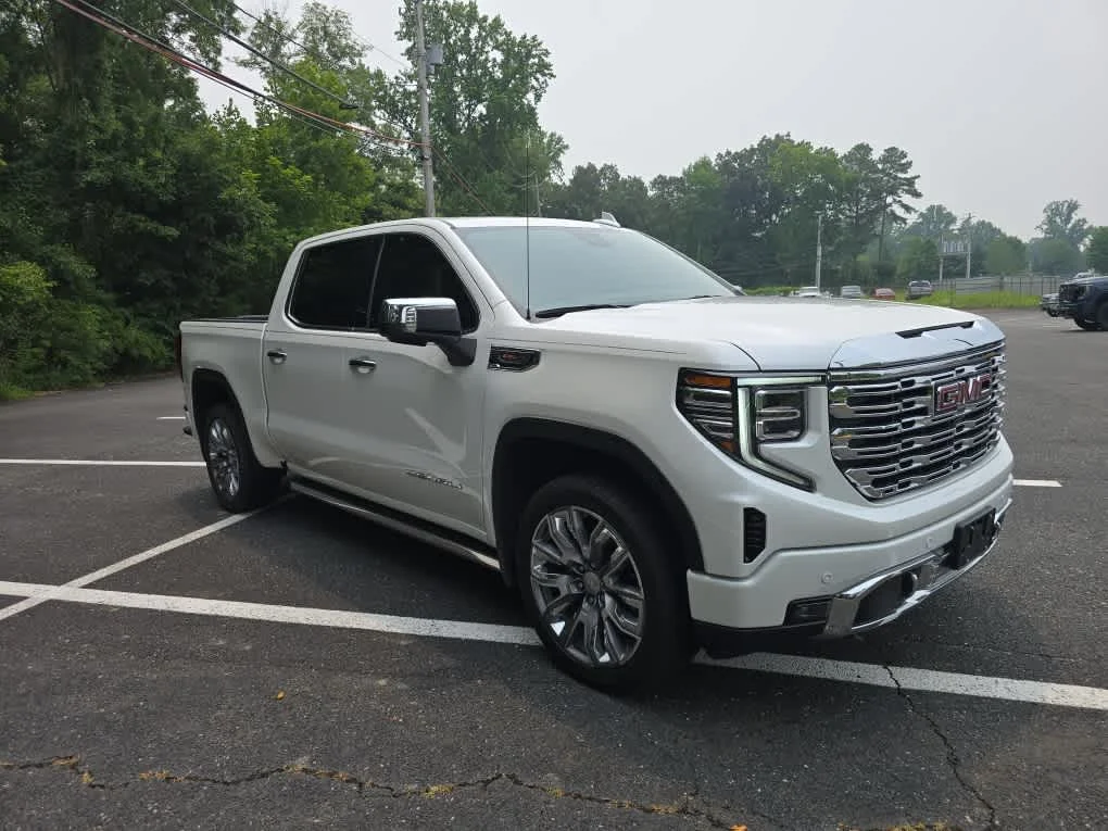 Used 2025 White Frost Tricoat GMC Denali image 3