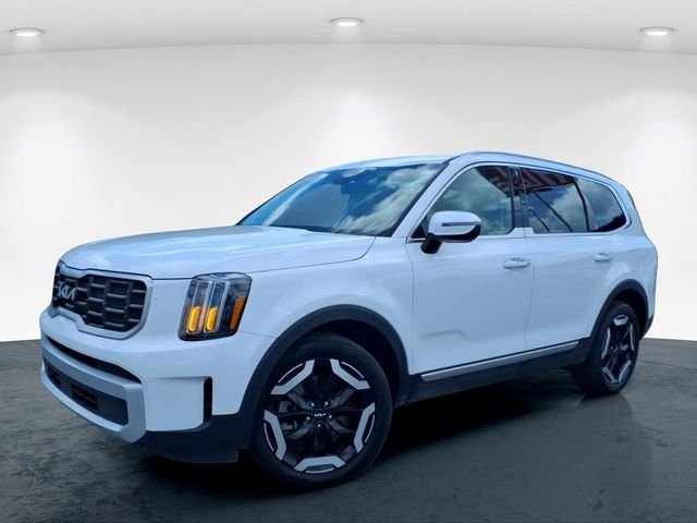 Used 2025 White Kia S image 2