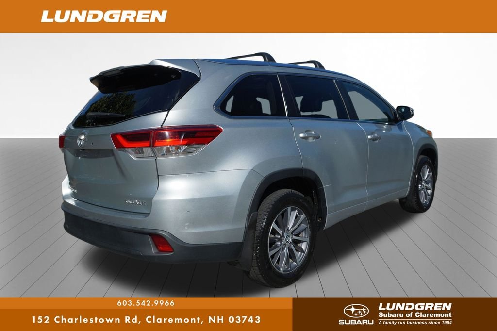 Used 2018 Silver Toyota XLE image 3