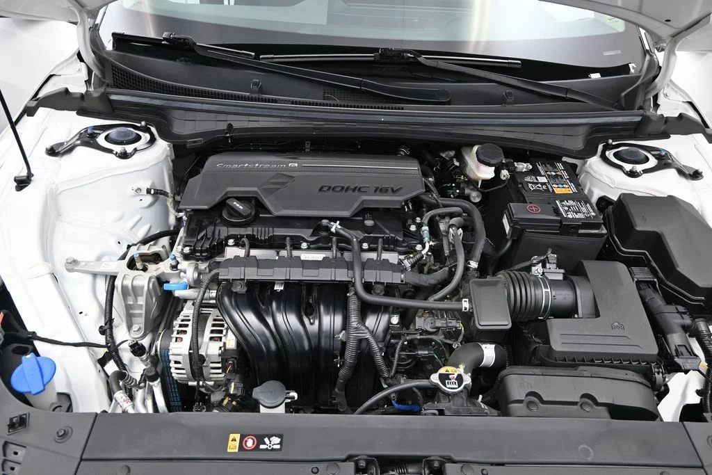Used 2025 White Kia LXS image 23