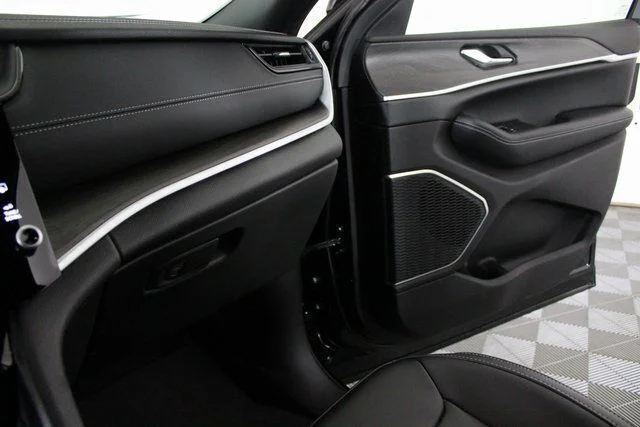New 2026 Diamond Black Crystal Pearl-Coat Exterior Paint Jeep Limited image 10