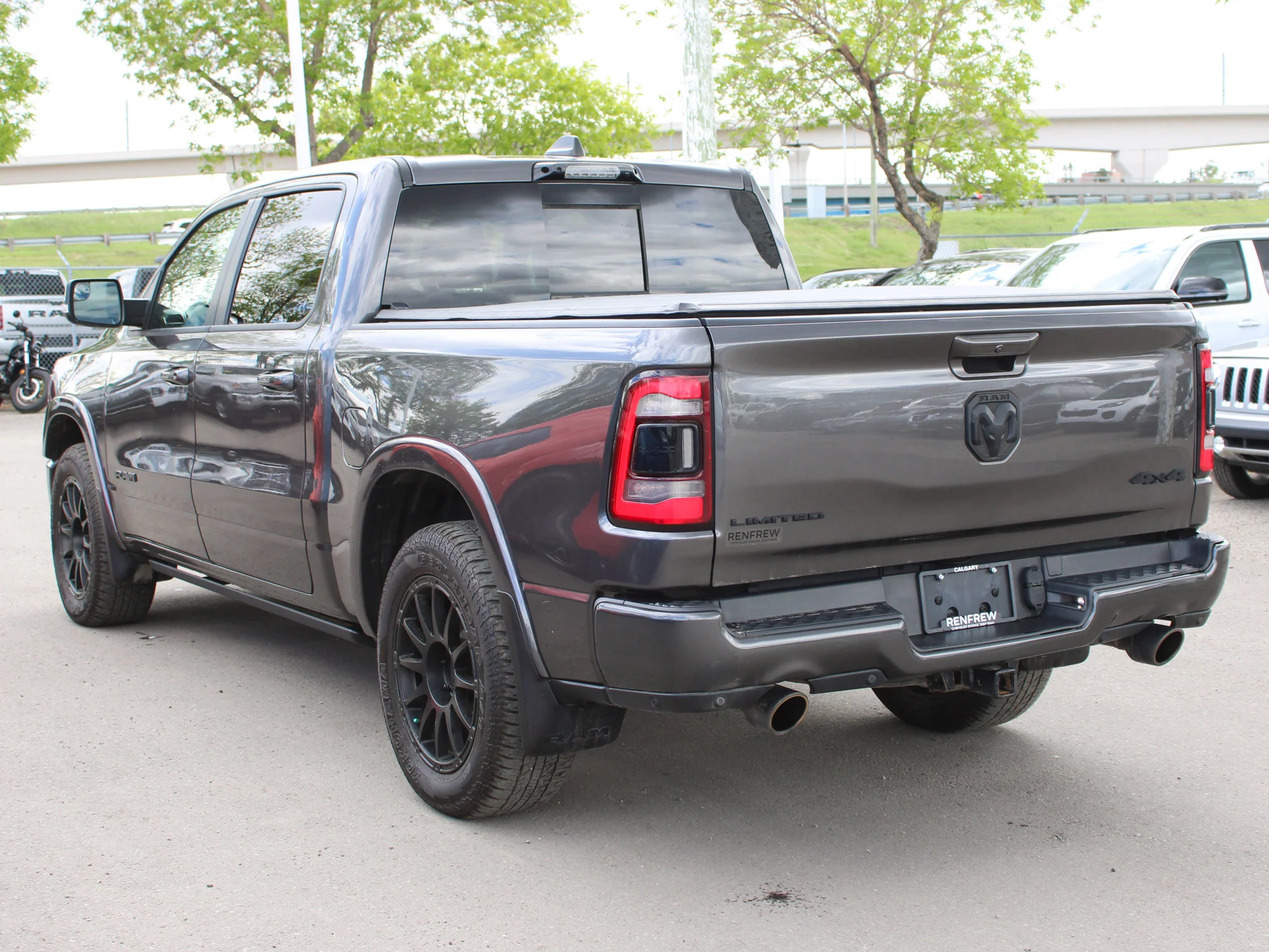 Used 2022 Grey RAM Limited * No Accidents | HEMI V8 | LOADED | ENVY Wheels | Head-Up Display | Night Edition image 12