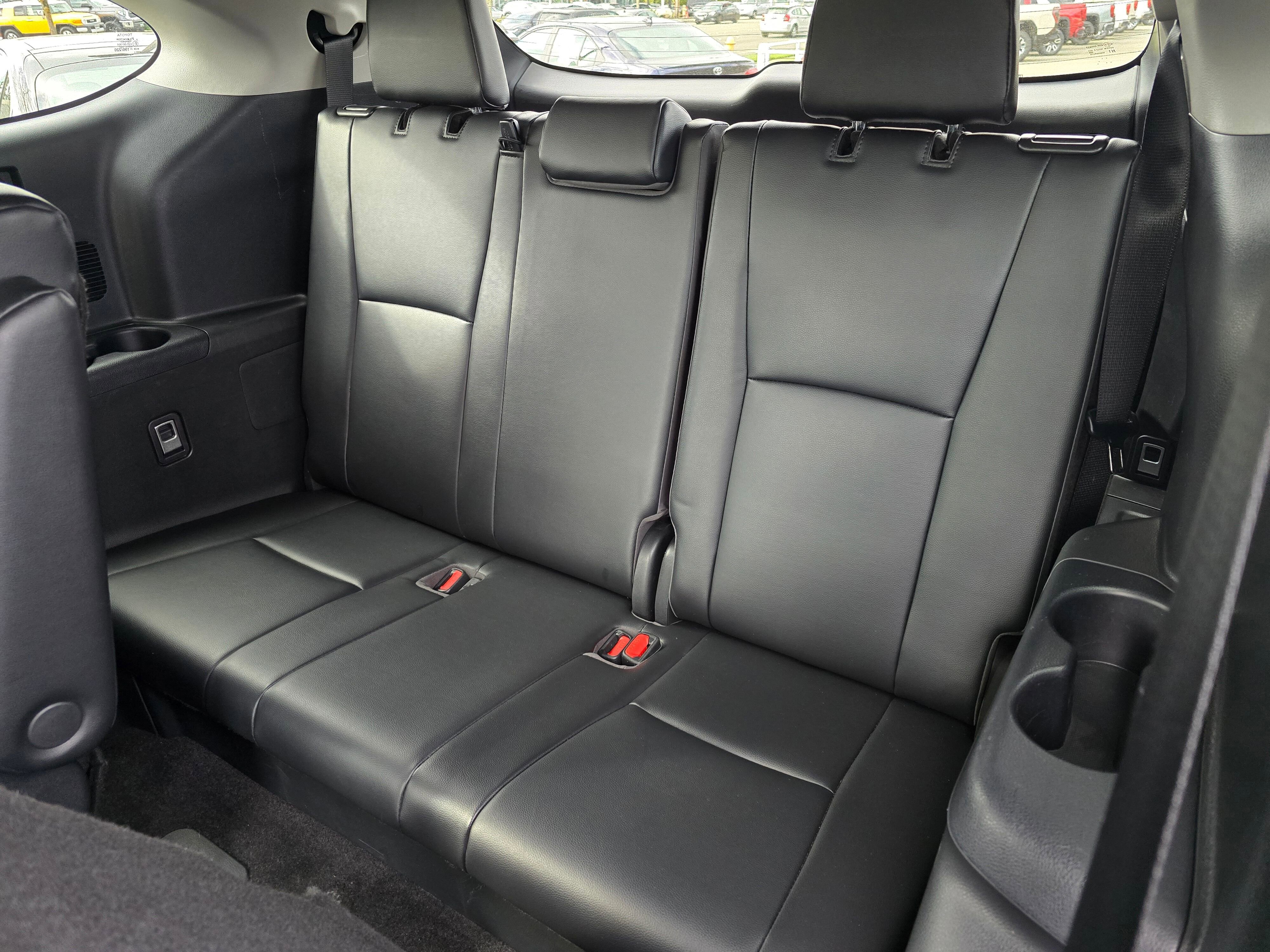 Used 2023  Toyota L image 18