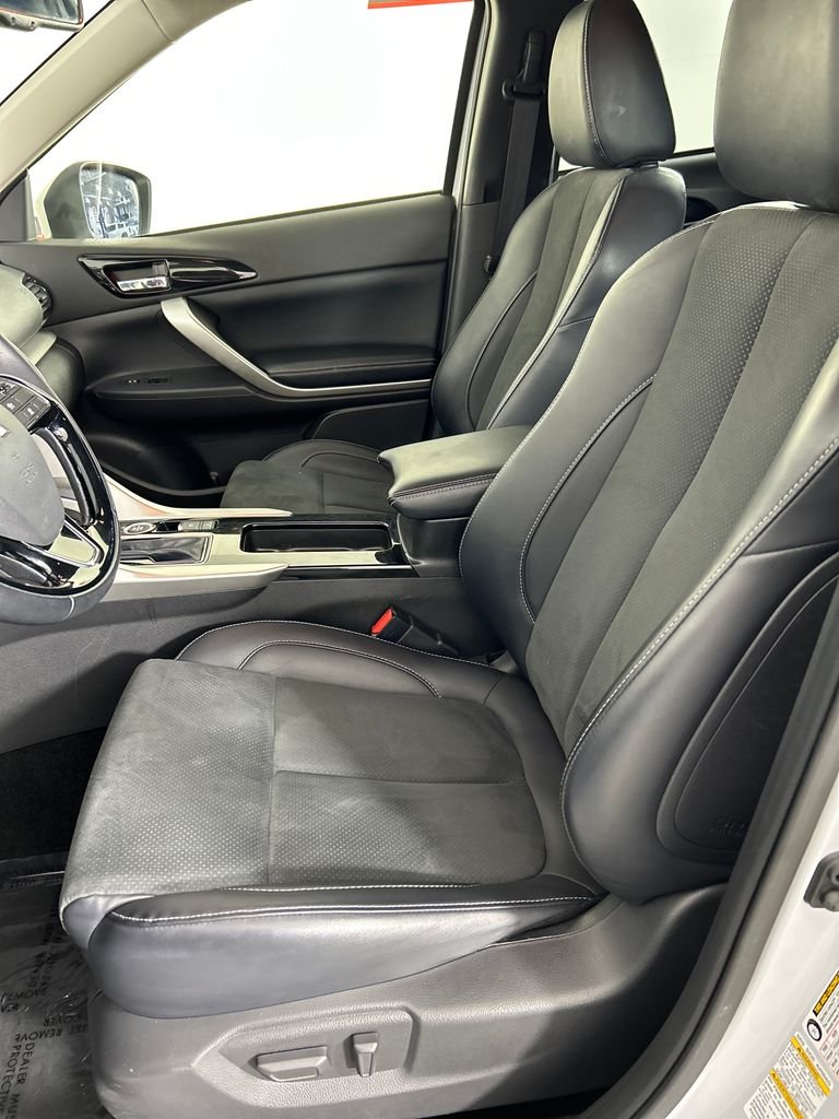 Used 2025 Silver Mitsubishi SE image 11