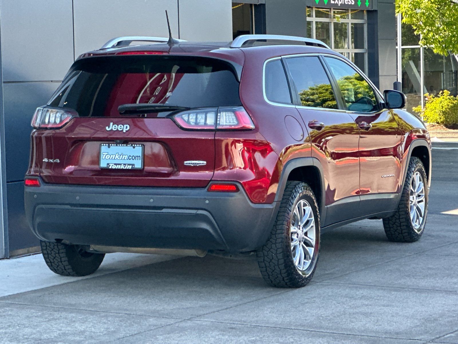 Used 2019 Velvet Red Pearlcoat Jeep Latitude Plus image 2
