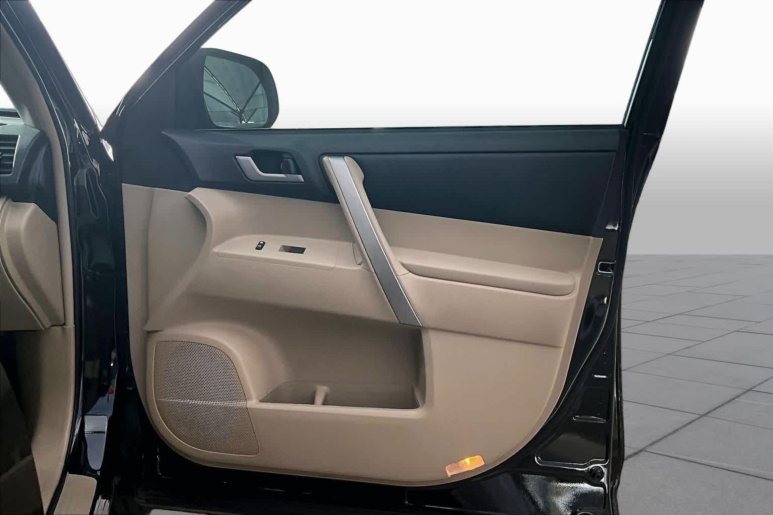 Used 2013 Black Toyota SE image 21