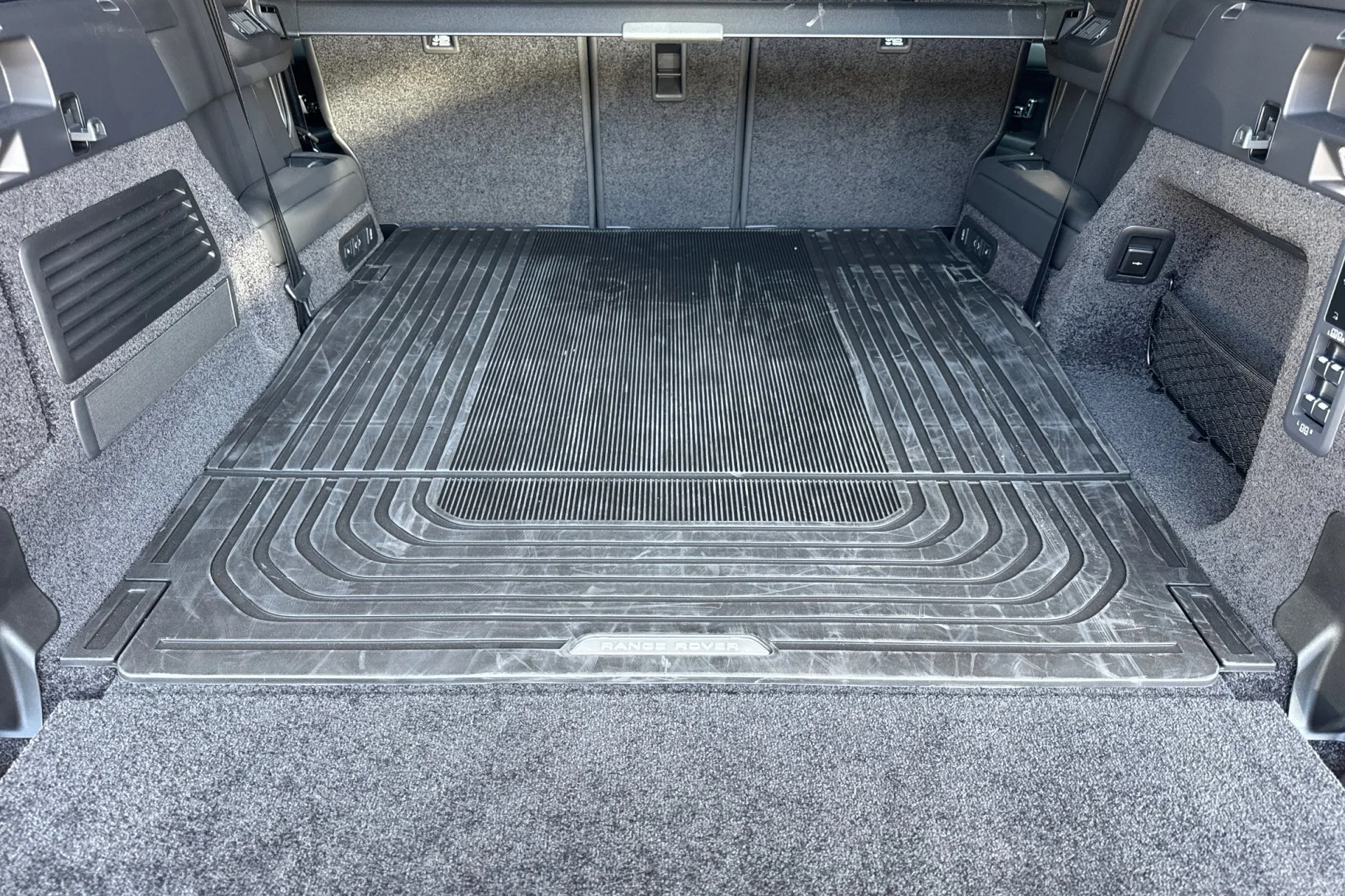 New 2026 Santorini Black Land Rover SE image 17