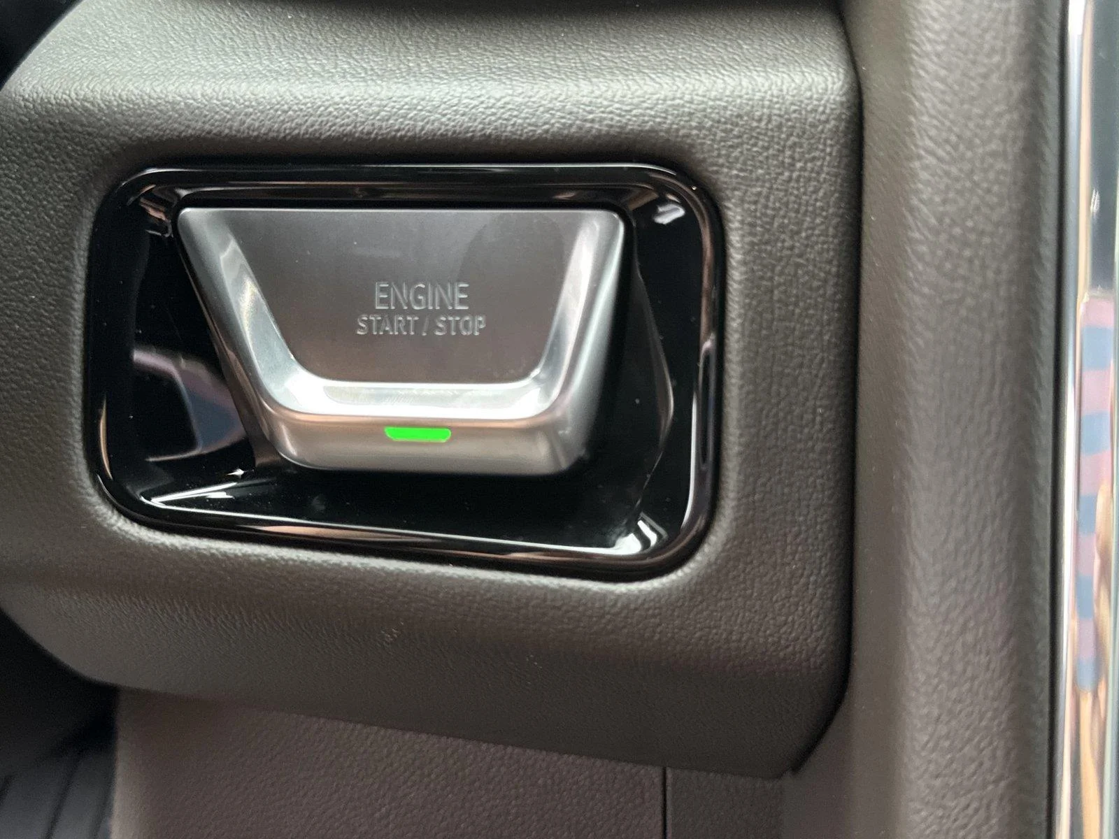 Used 2025 Summit White GMC Elevation image 25