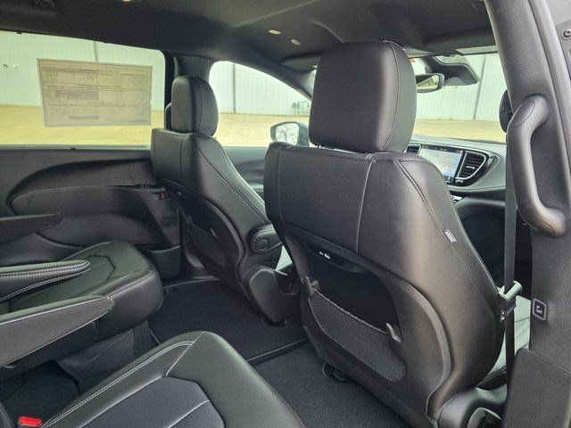New 2026 Diamond Black Crystal Pearl-Coat Exterior Paint Chrysler Select image 13