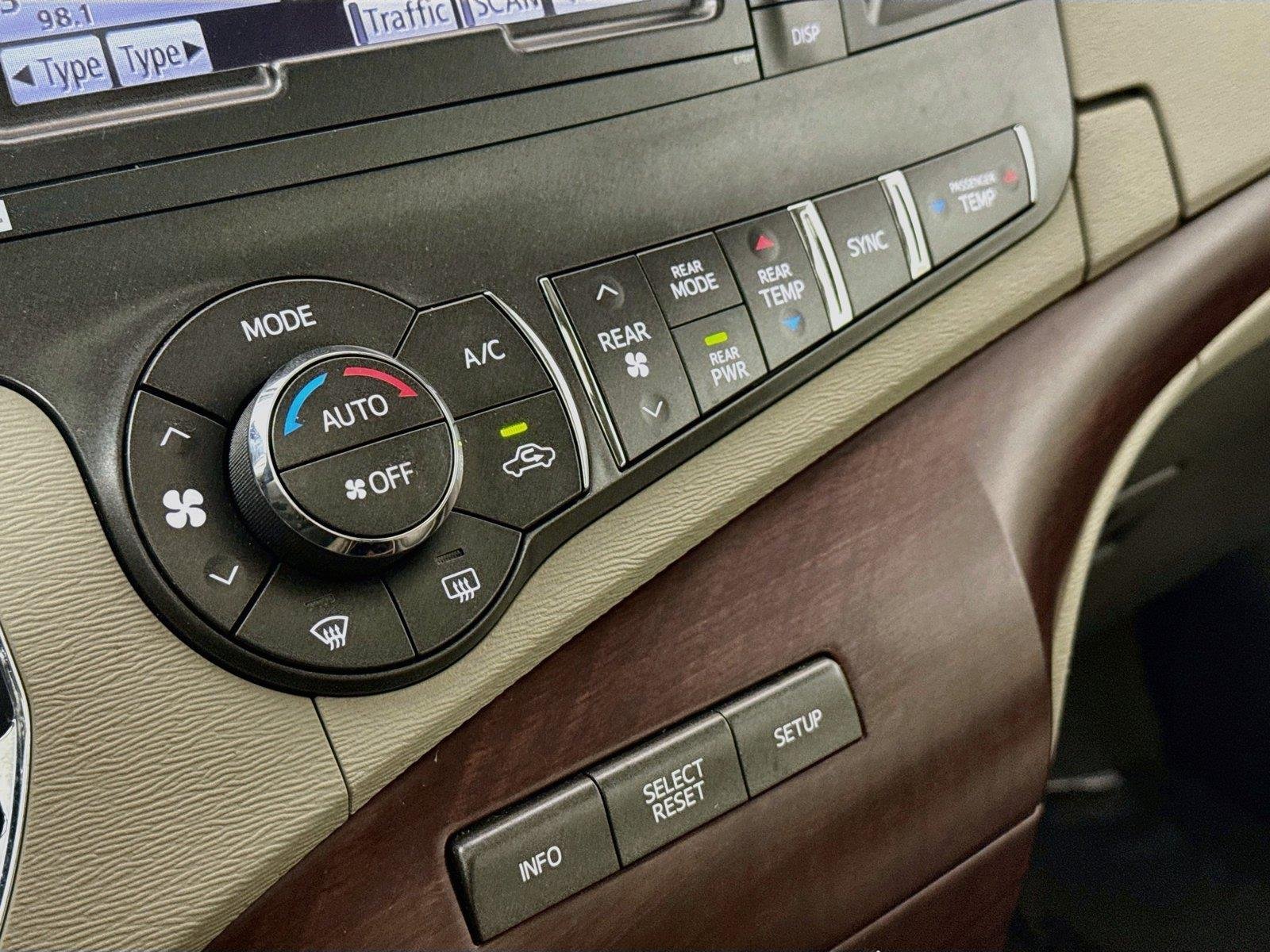 Used 2013 Black Toyota XLE image 27