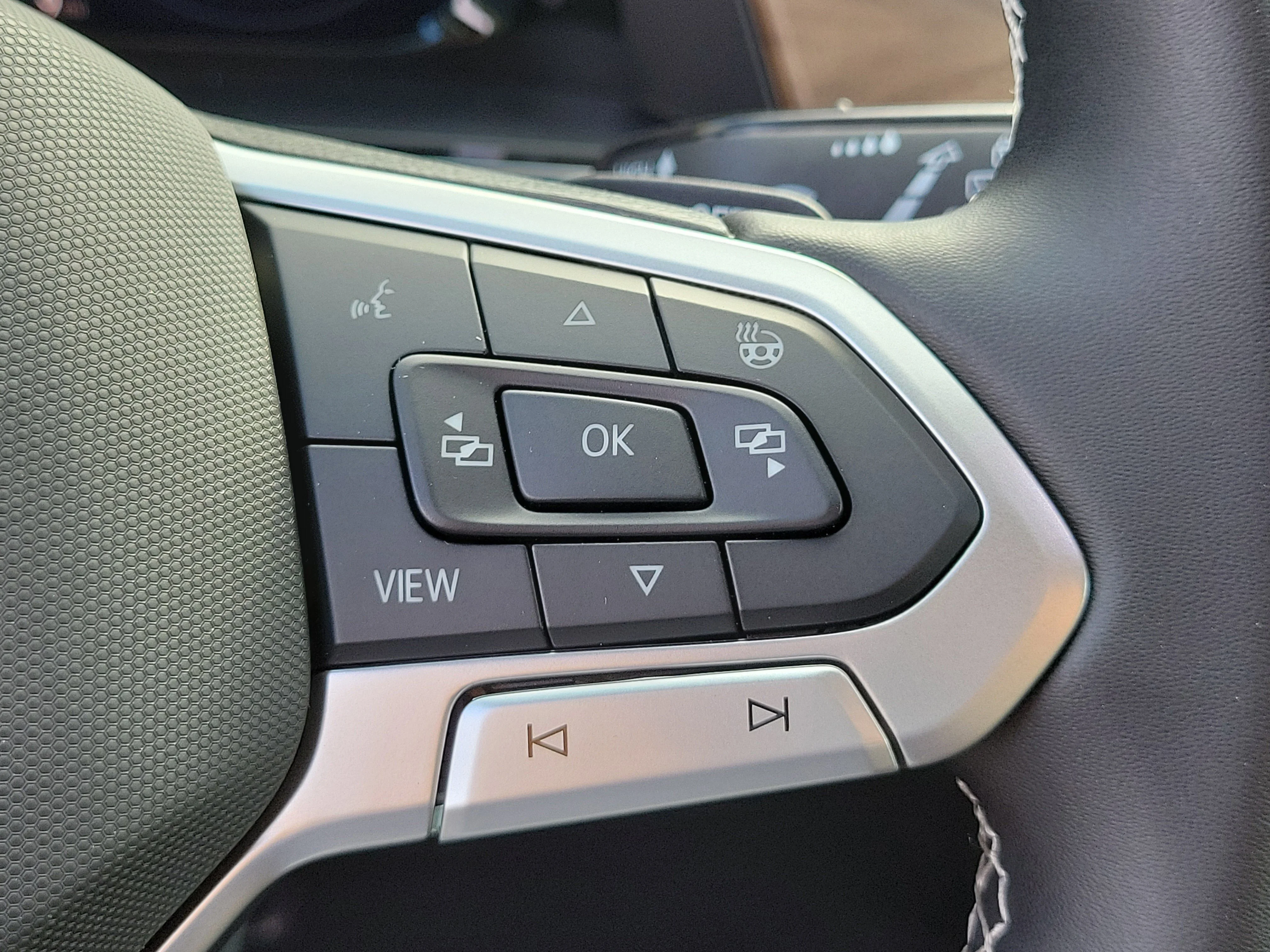 New 2026 Silver Volkswagen SE w/Technology image 27