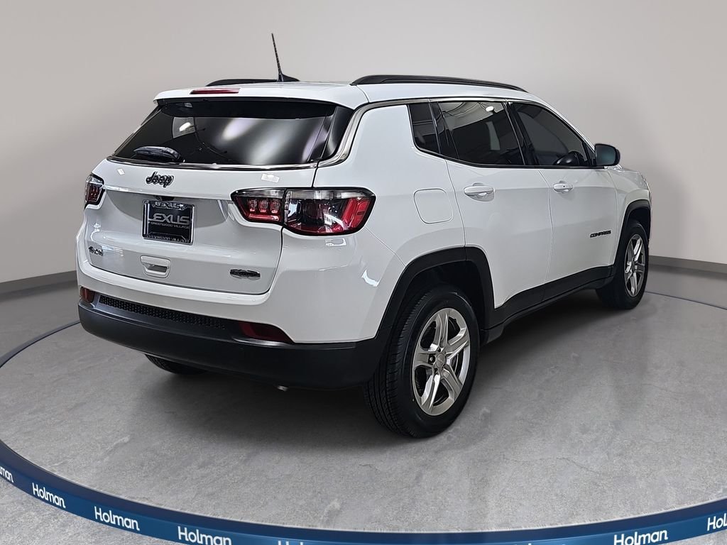 Used 2024 White Jeep Latitude image 6