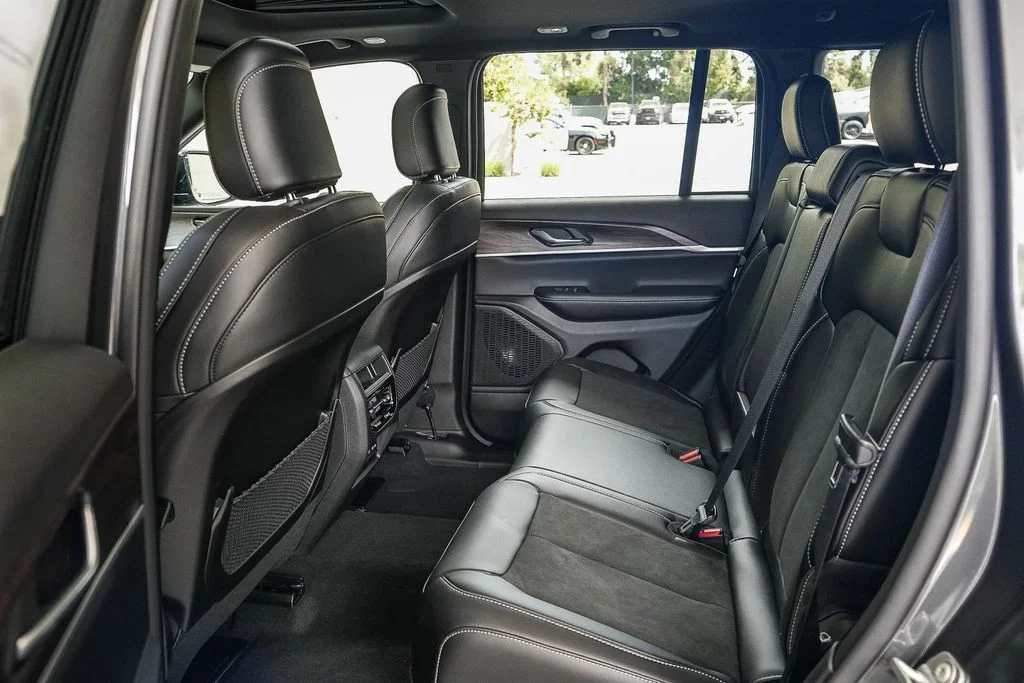 New 2026 Baltic Gray Metallic Clear-Coat Exterior Paint Jeep Altitude image 19