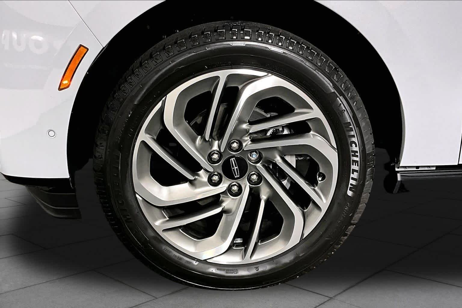 Used 2025 Crystal White Metallic Clearcoat Lincoln Reserve image 18