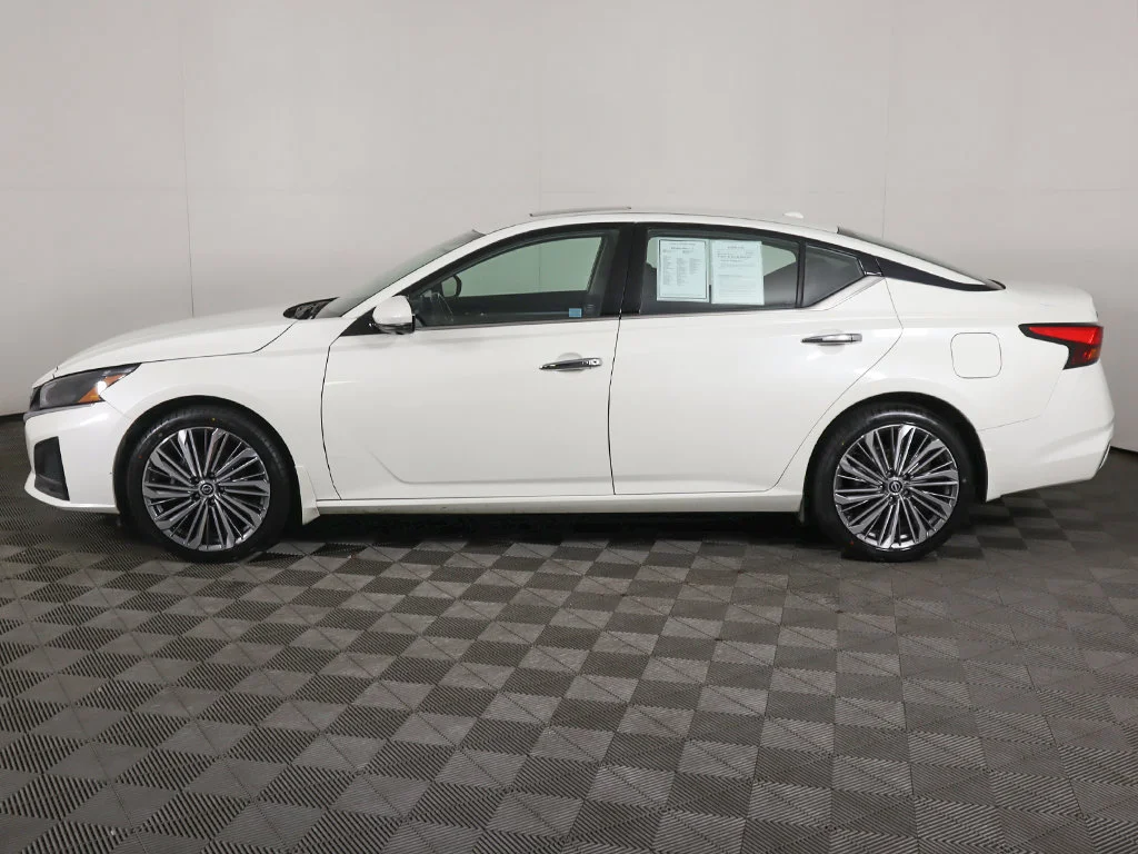 Used 2023 Pearl White Nissan 2.5 SL image 18