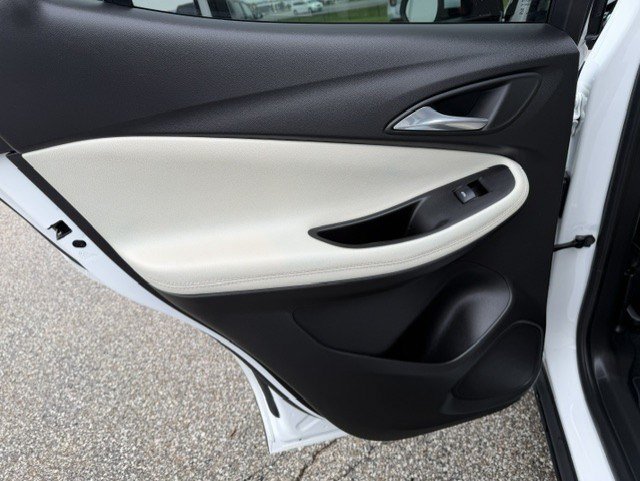 Used 2022 Summit White Buick Select image 22