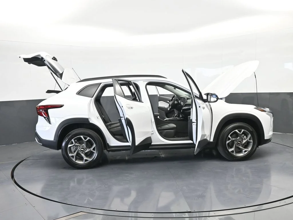Used 2025 Summit White Chevrolet LT image 73