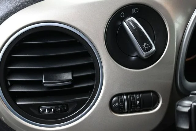 Used 2013 Silver Volkswagen 2.5L image 11