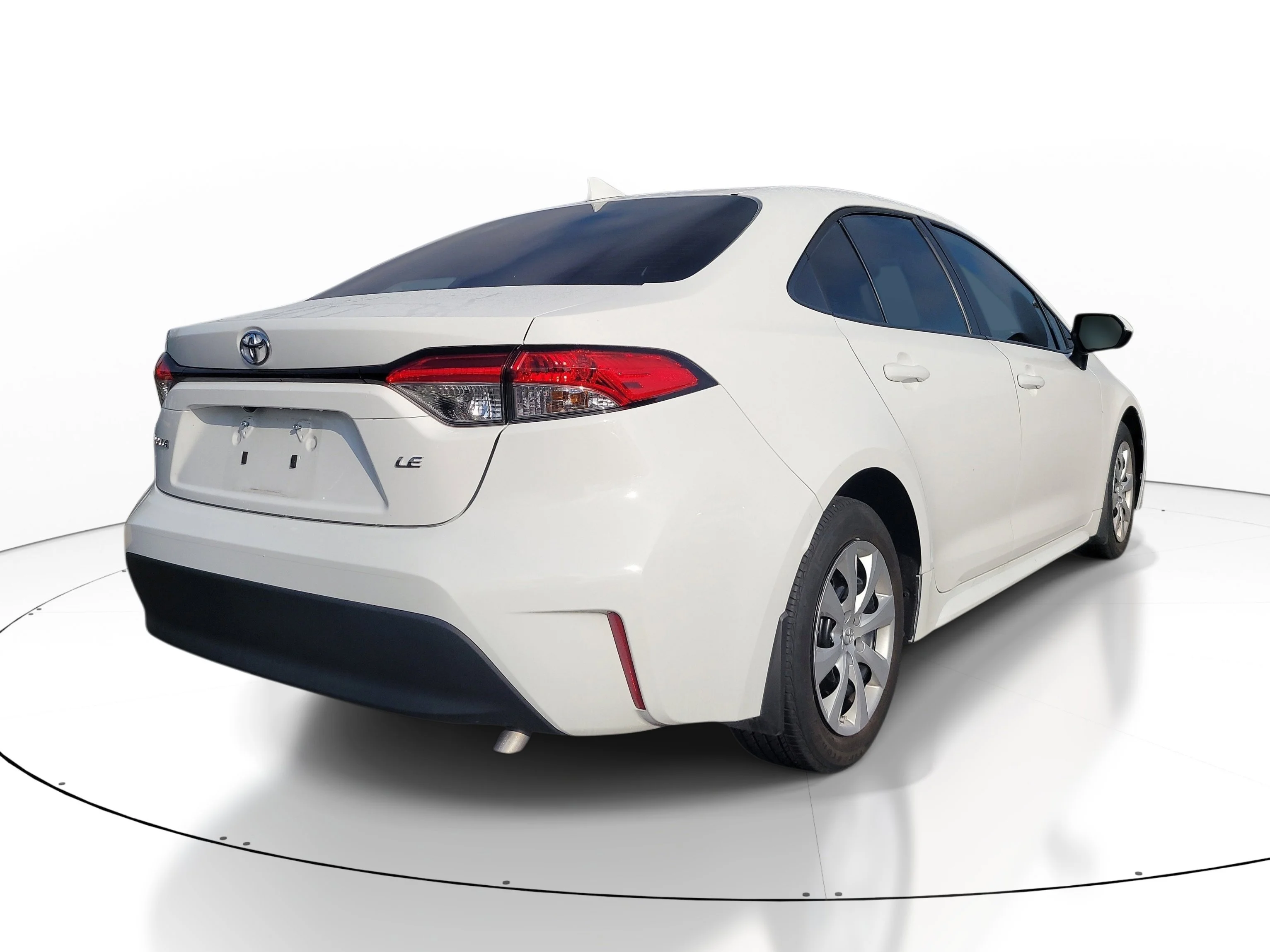 Used 2025 Ice Toyota LE image 4