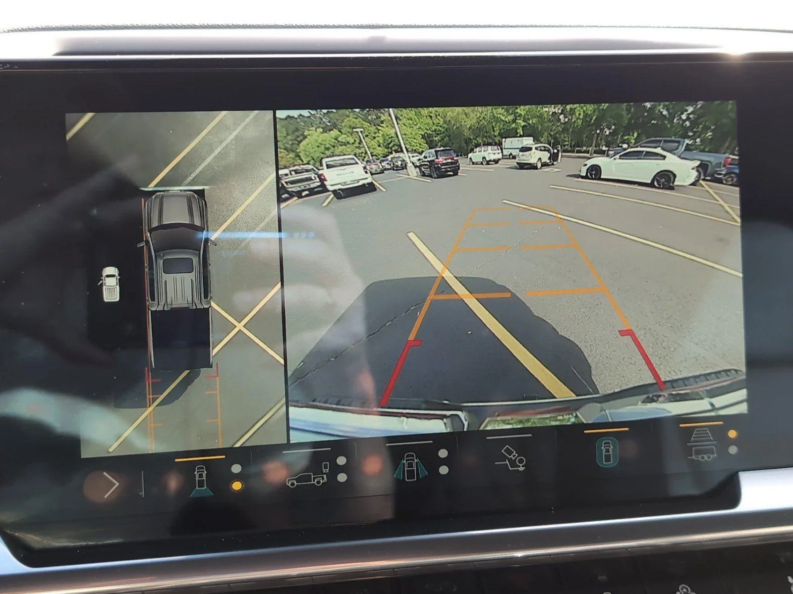 Used 2022 White Frost Tricoat GMC SLT image 24