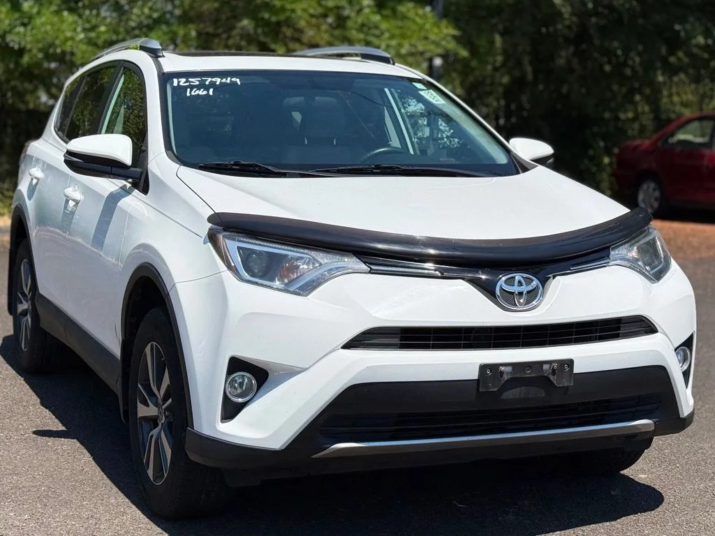 Used 2016 White Toyota XLE image 7
