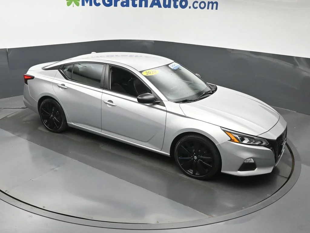 Used 2020 Silver Nissan 2.5 SR image 3