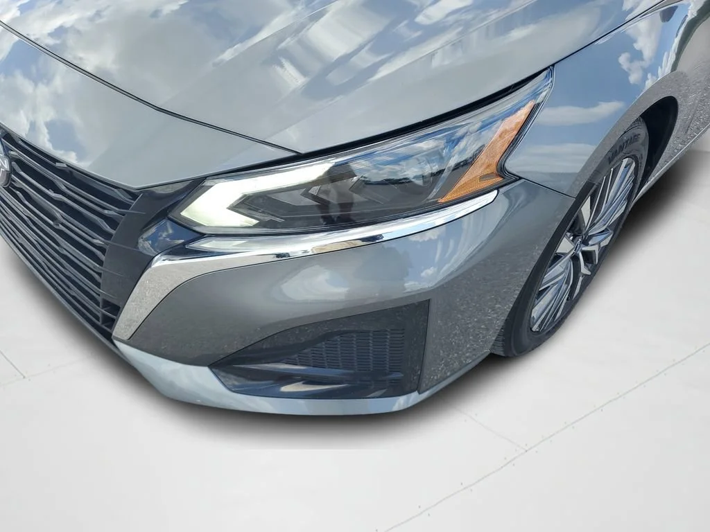 Used 2025 Gray Nissan SV FWD image 23
