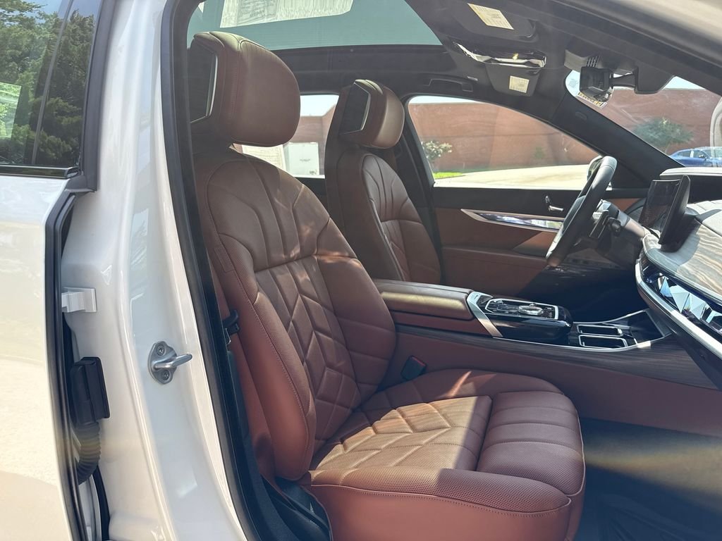 Used 2026 White BMW 760i xDrive image 32