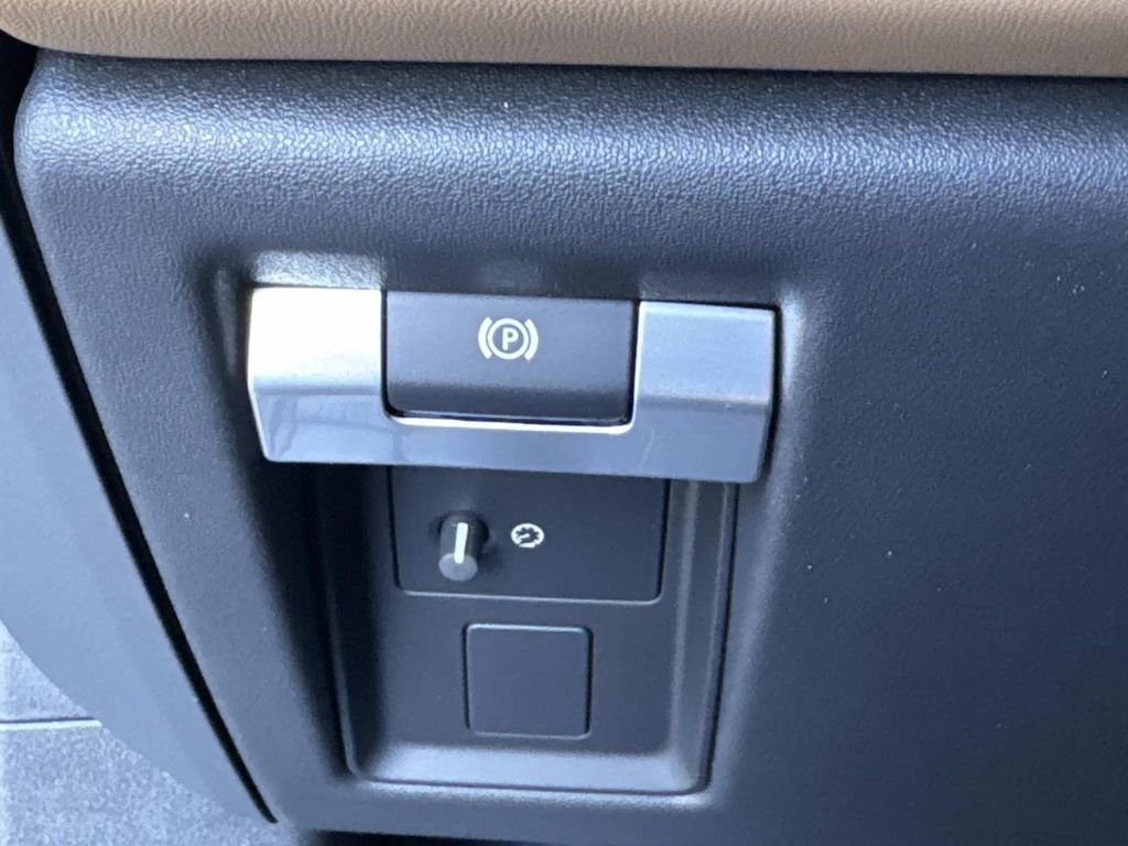 New 2026 Santorini Black Land Rover X-Dynamic SE image 30