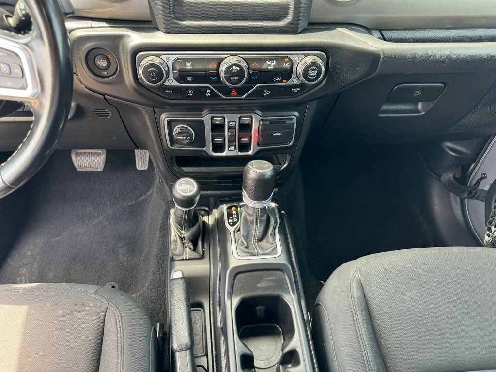 Used 2020 Silver Jeep Unlimited Sahara image 34
