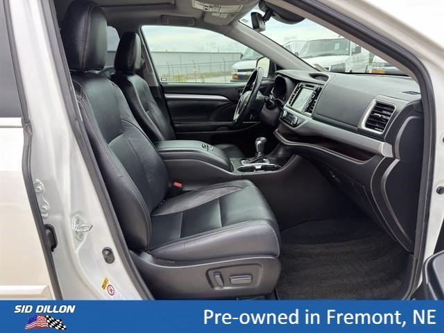 Used 2018 Blizzard Pearl Toyota XLE image 17