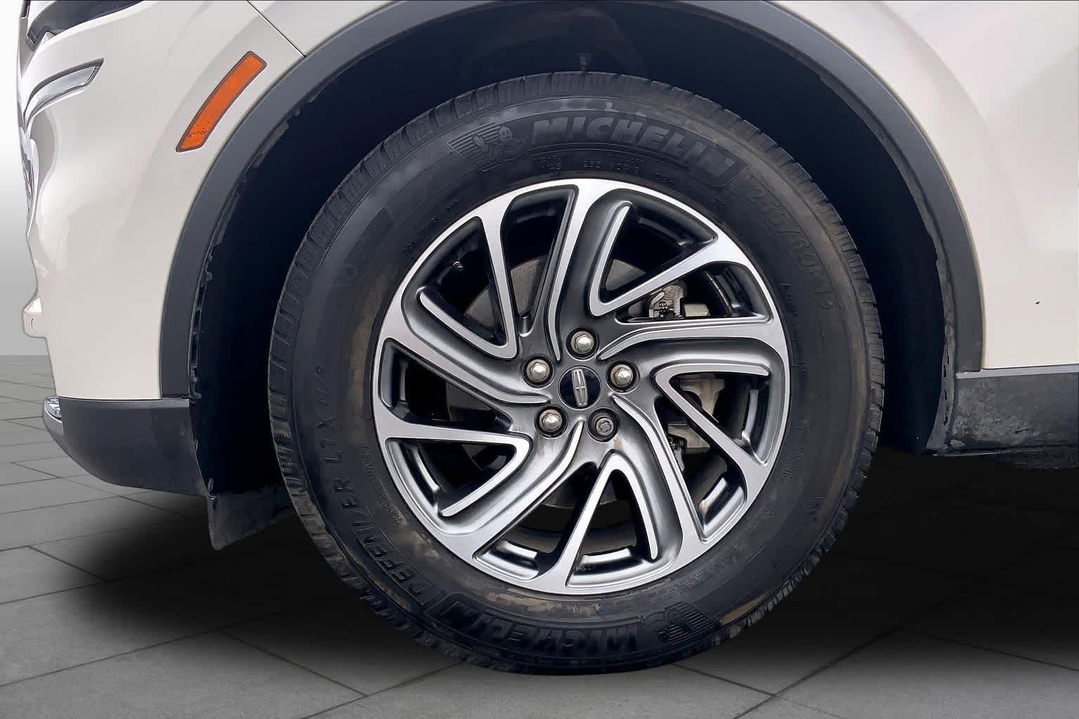 Used 2021 Ceramic Pearl Lincoln Standard image 11