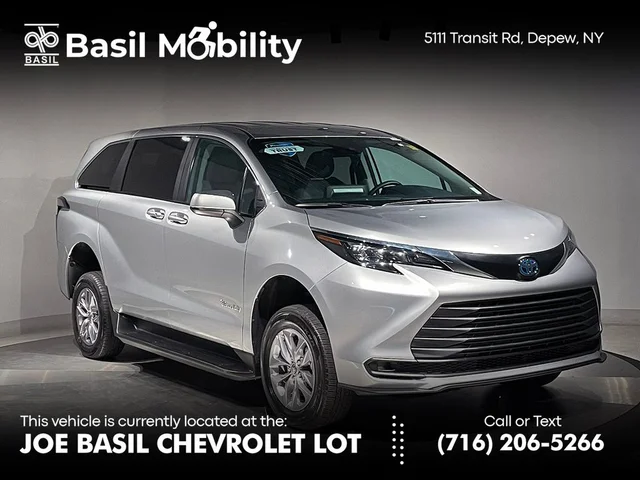 2024 Toyota Sienna LE- Wheelchair Accessible