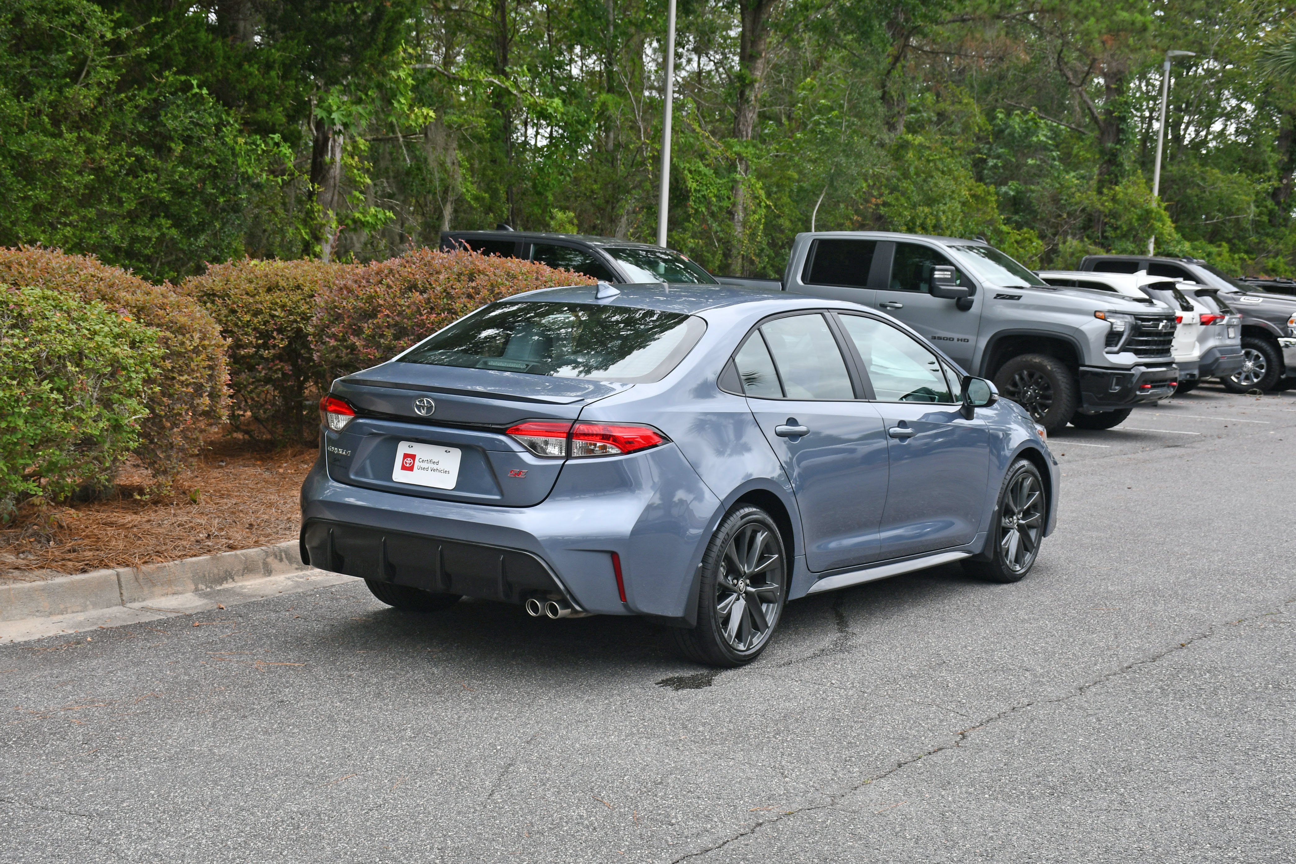 Used 2025  Toyota SE image 3