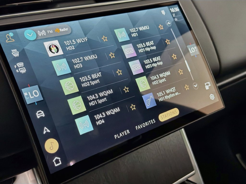 New 2027 Santorini Black Land Rover SE image 15
