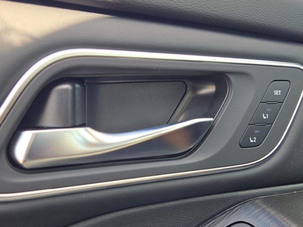 New 2026 Champagne Silver Metallic / Super Black Two-tone Nissan Platinum image 31