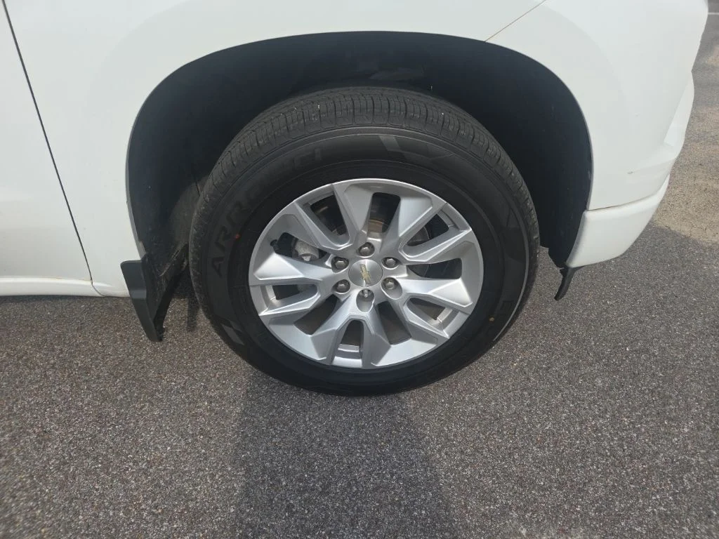 Used 2022 White Chevrolet Custom image 16
