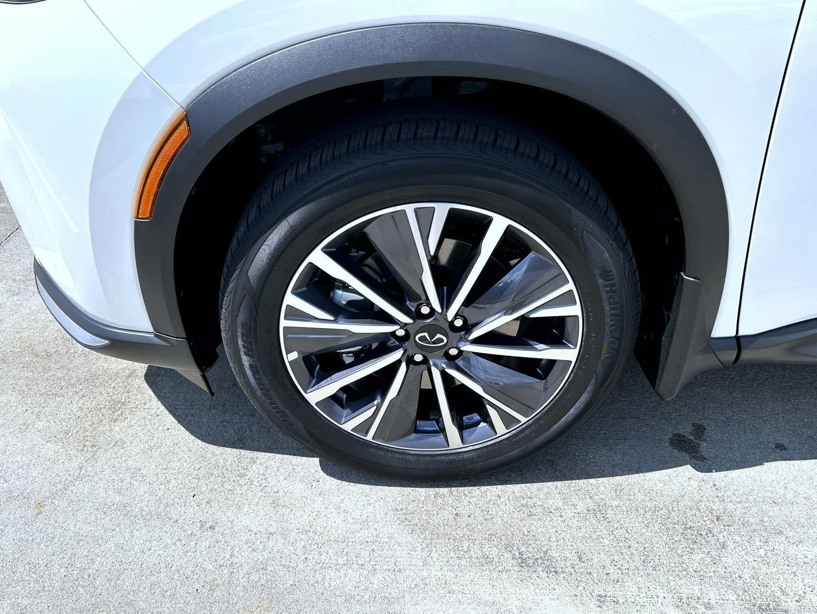 New 2027 White INFINITI LUXE image 24