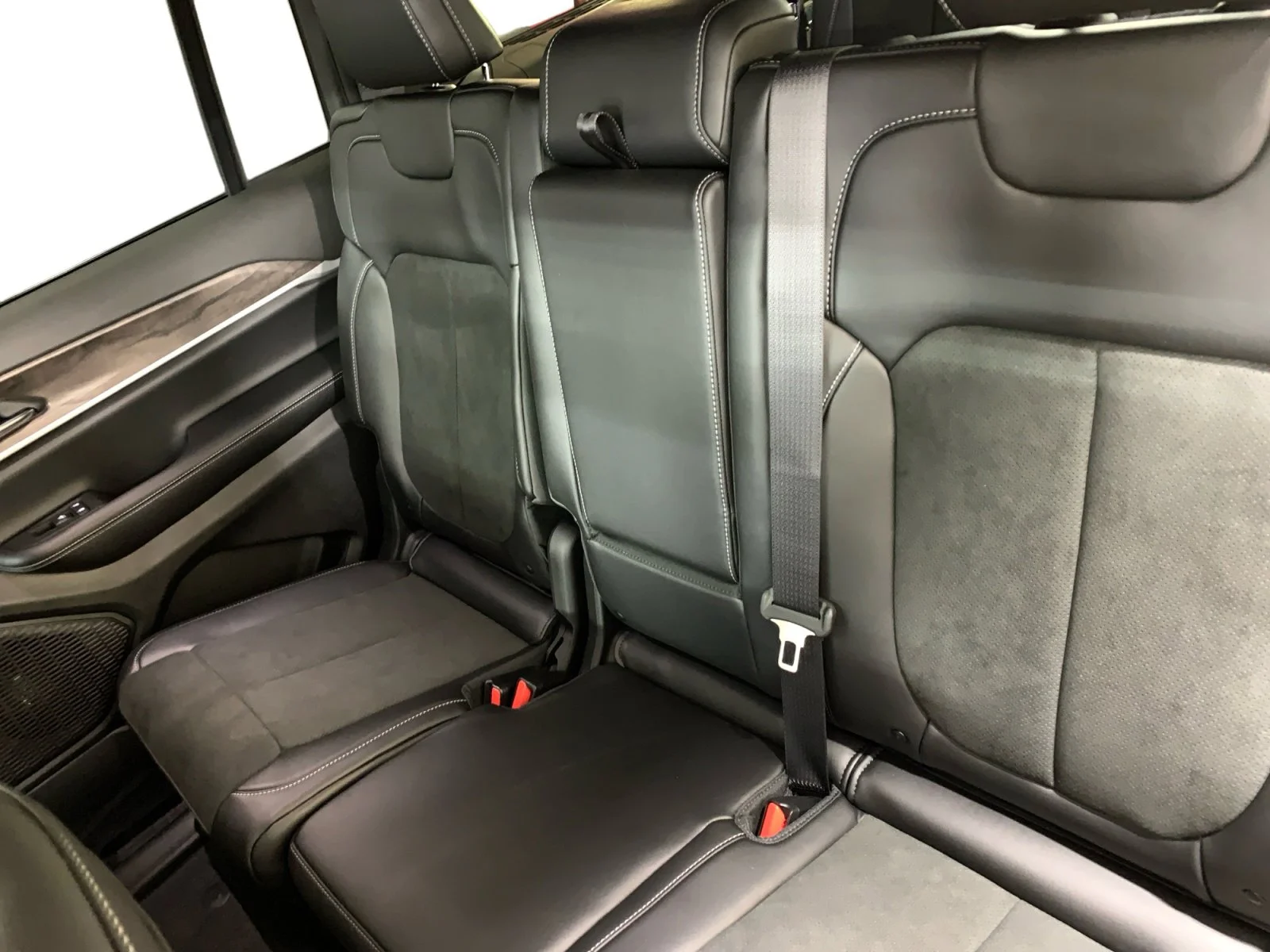 New 2026 Diamond Black Crystal Pearl Jeep Altitude image 16