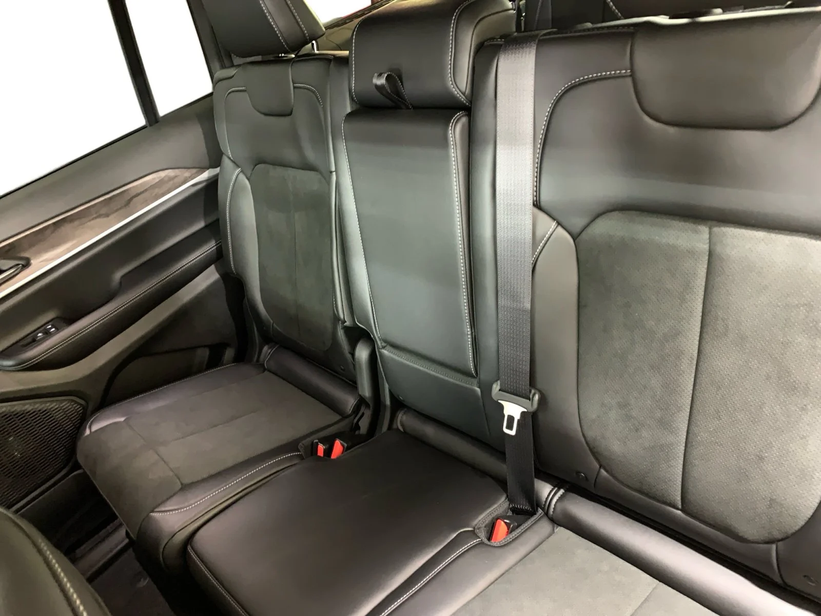 New 2026 Diamond Black Crystal Pearl Jeep Altitude image 16