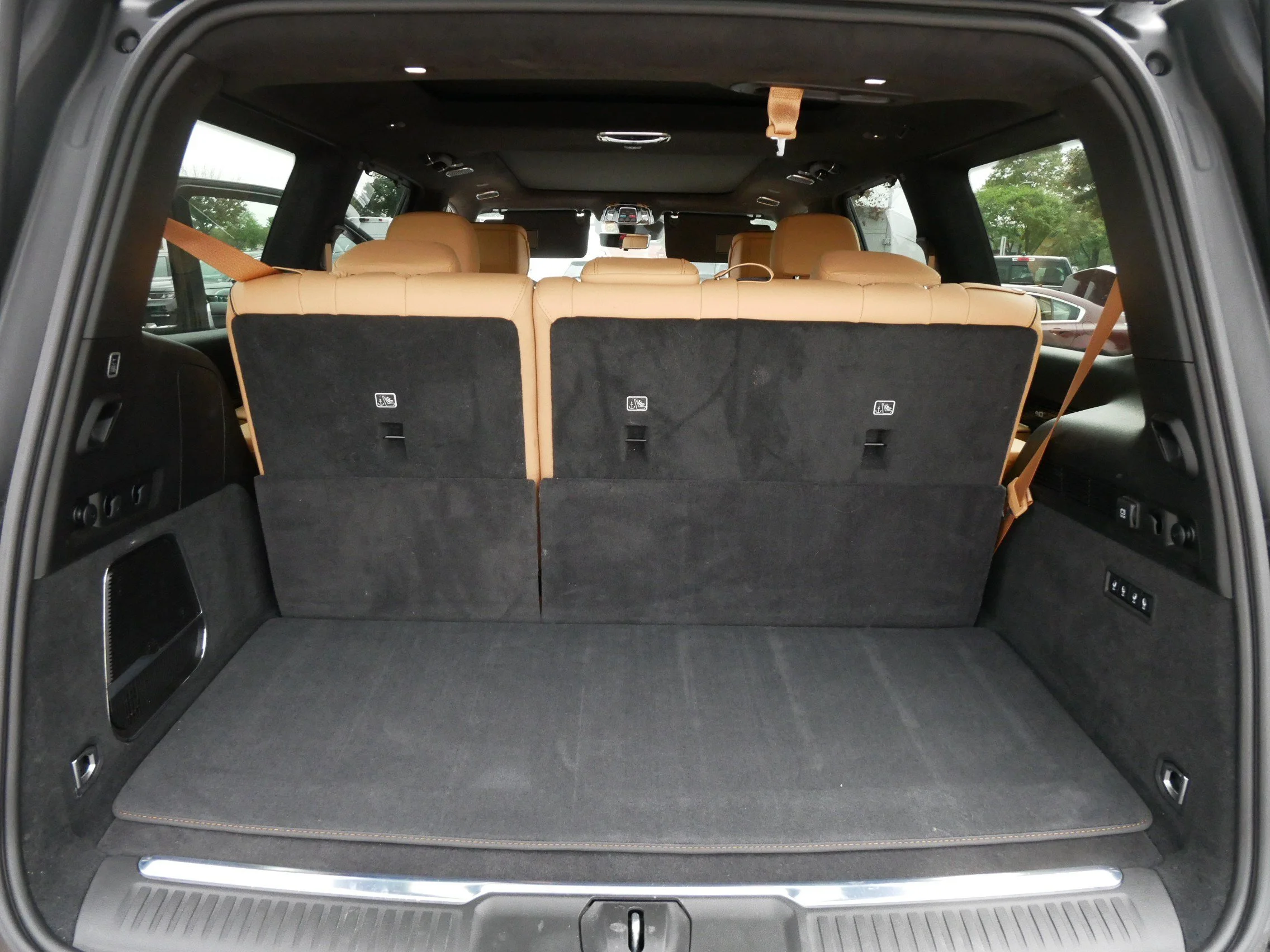 Used 2025 Diamond Black Crystal Pearlcoat Jeep Series III Obsidian image 18
