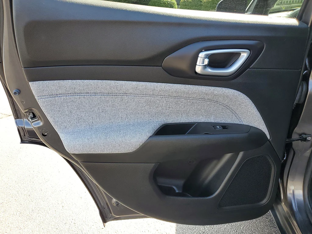Used 2022 Granite Crystal Metallic Clear Coat Jeep Latitude image 15