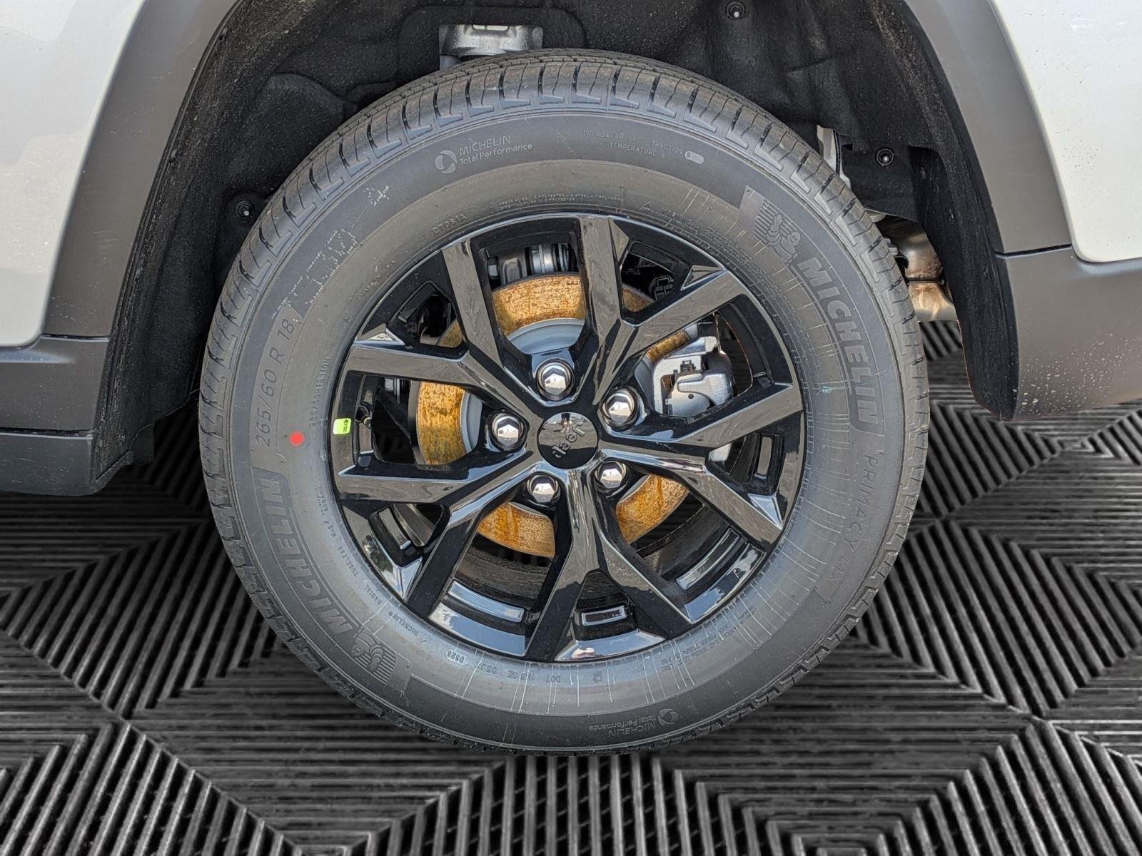 New 2026 Silver Zynith Exterior Paint Jeep Laredo Altitude image 9