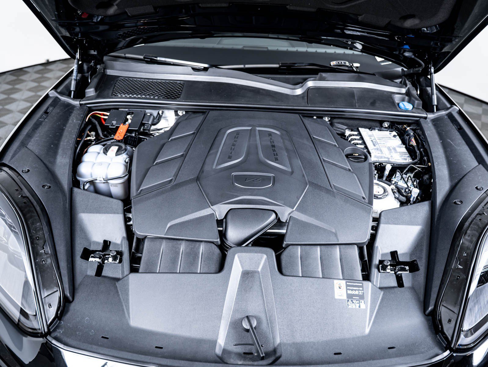 New 2026 CHROMITE BLACK Porsche E-Hybrid image 12