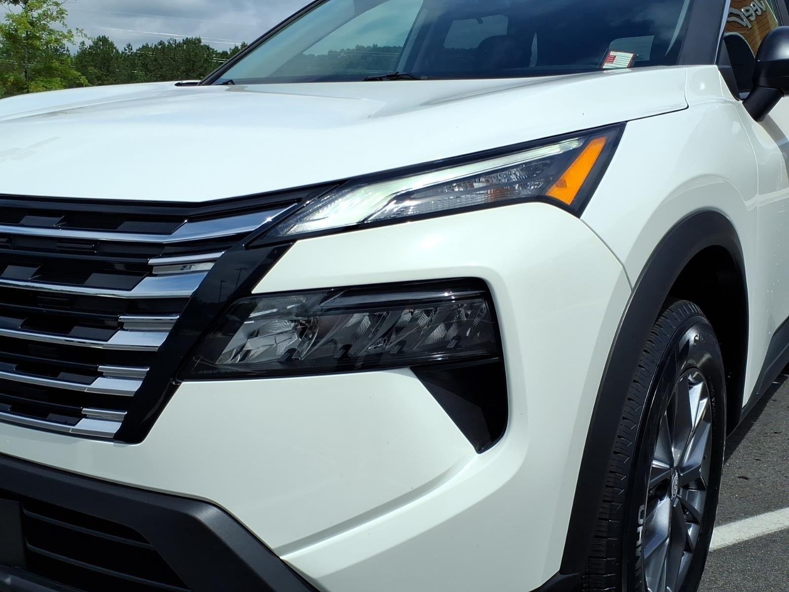 Used 2025 Glacier White Nissan S image 14